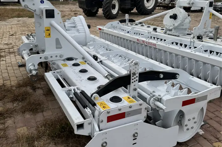 Rotaciona drljača za traktor, prikaz sa strane
